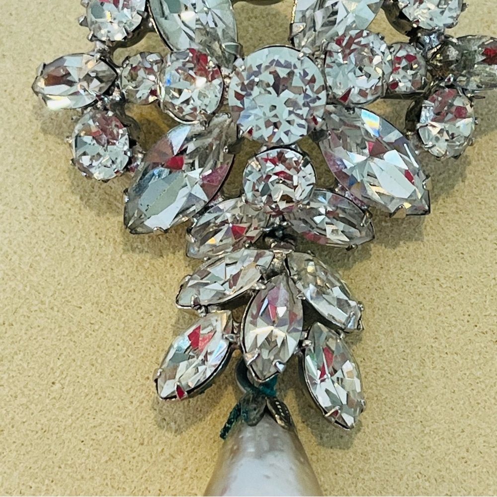 Vintage Silver Tone Crystal and Pearl Brooch Signed by Regency - Picture 3 of 8